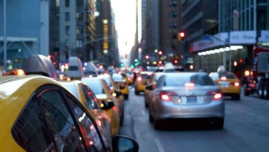 Alquilar un coche sin tarjeta de crédito: Guía completa para viajeros 2026