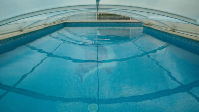 Importancia de Cubrir la Piscina: Beneficios y Ventajas para Todo el Año