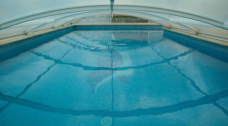 Importancia de Cubrir la Piscina: Beneficios y Ventajas para Todo el Año