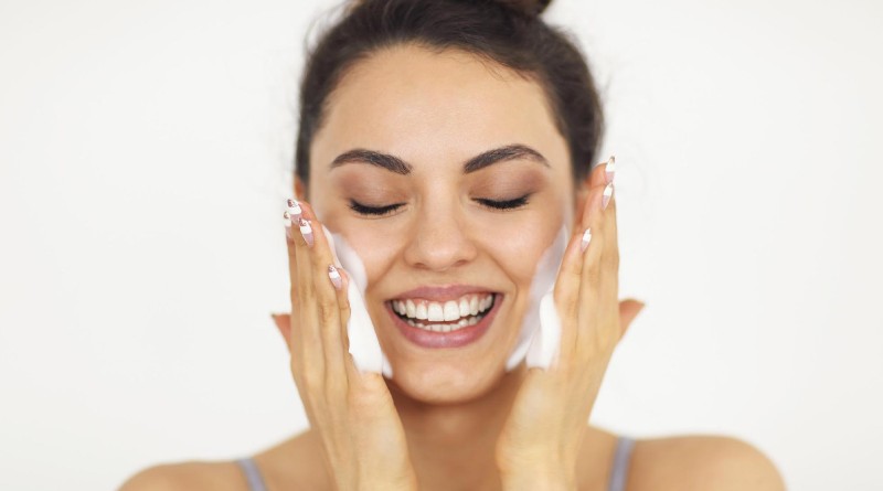 Los ingredientes esenciales en productos cosméticos y su creciente popularidad