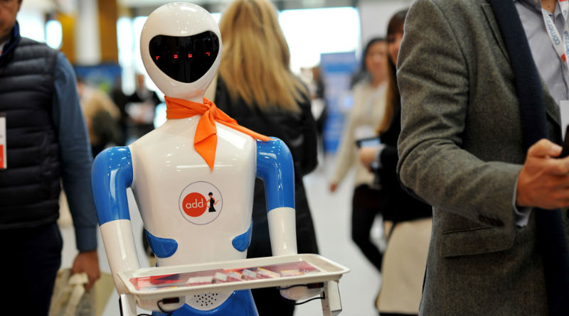 Ventajas de alquilar un robot camarero para hacer inolvidables tus eventos