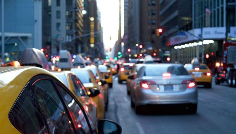 Alquilar un coche sin tarjeta de crédito: Guía completa para viajeros 2026