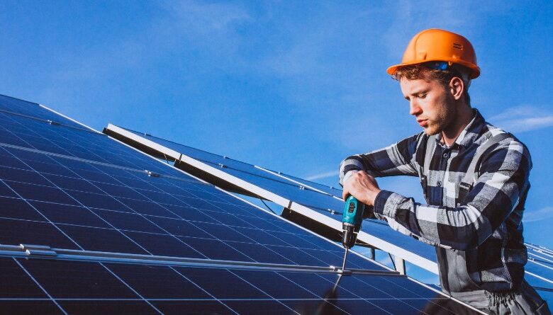 Importancia del regulador solar en instalaciones fotovoltaicas para maximizar eficiencia energética