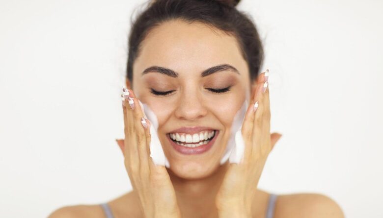 Los ingredientes esenciales en productos cosméticos y su creciente popularidad